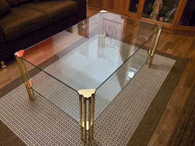 Mosazný stolek kombinovaný se sklem