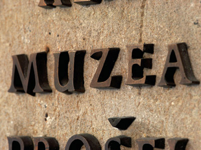 Bronzová odlitá písmena