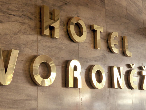 Nerezový nápis - hala hotelu Voroněž