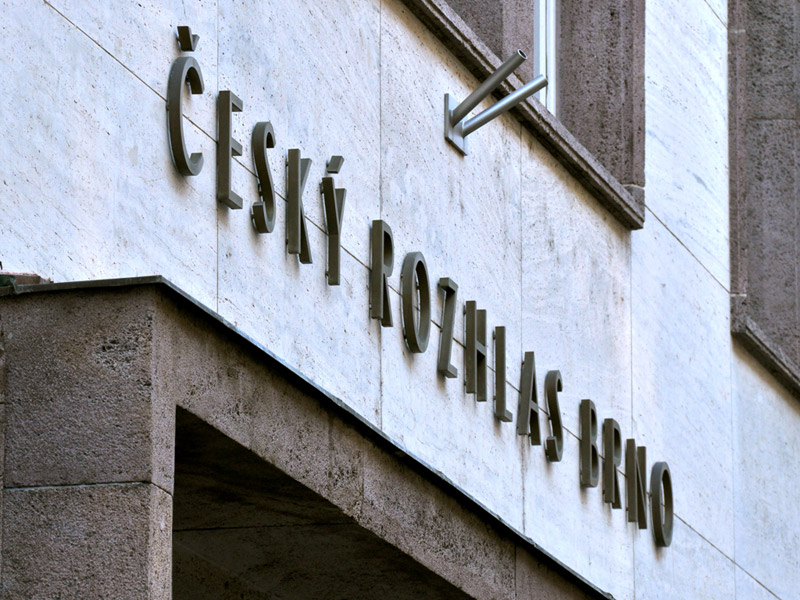 Mosazný patinovaný nápis Český rozhlas Brno